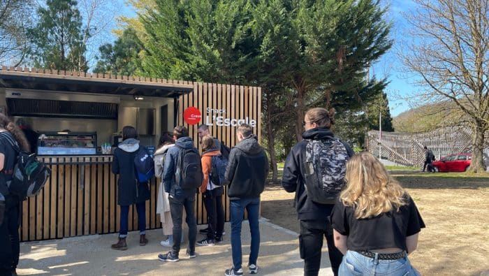 étudiants devant l'Escale