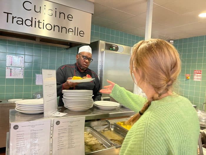 Le second chef du restaurant Vauban sert une étudiant