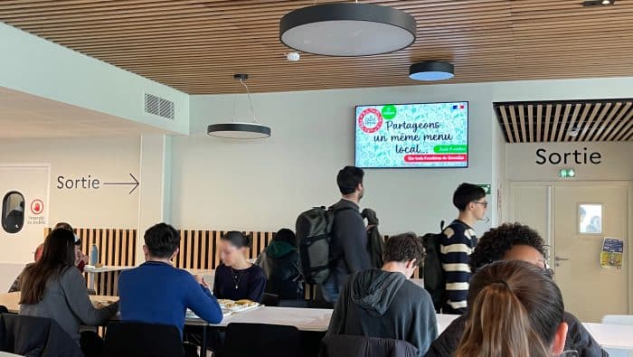 Des étudiants dégustent le menu du grand repas au restaurant universitaire Les États-unis