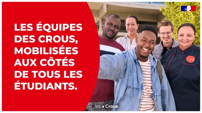 Selfi d'un étudiant avec quatre agents du Crous de Versailles