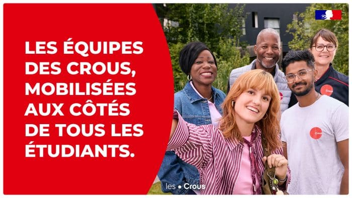 Selfi d'une étudiante avec quatre agents du Crous de Versailles